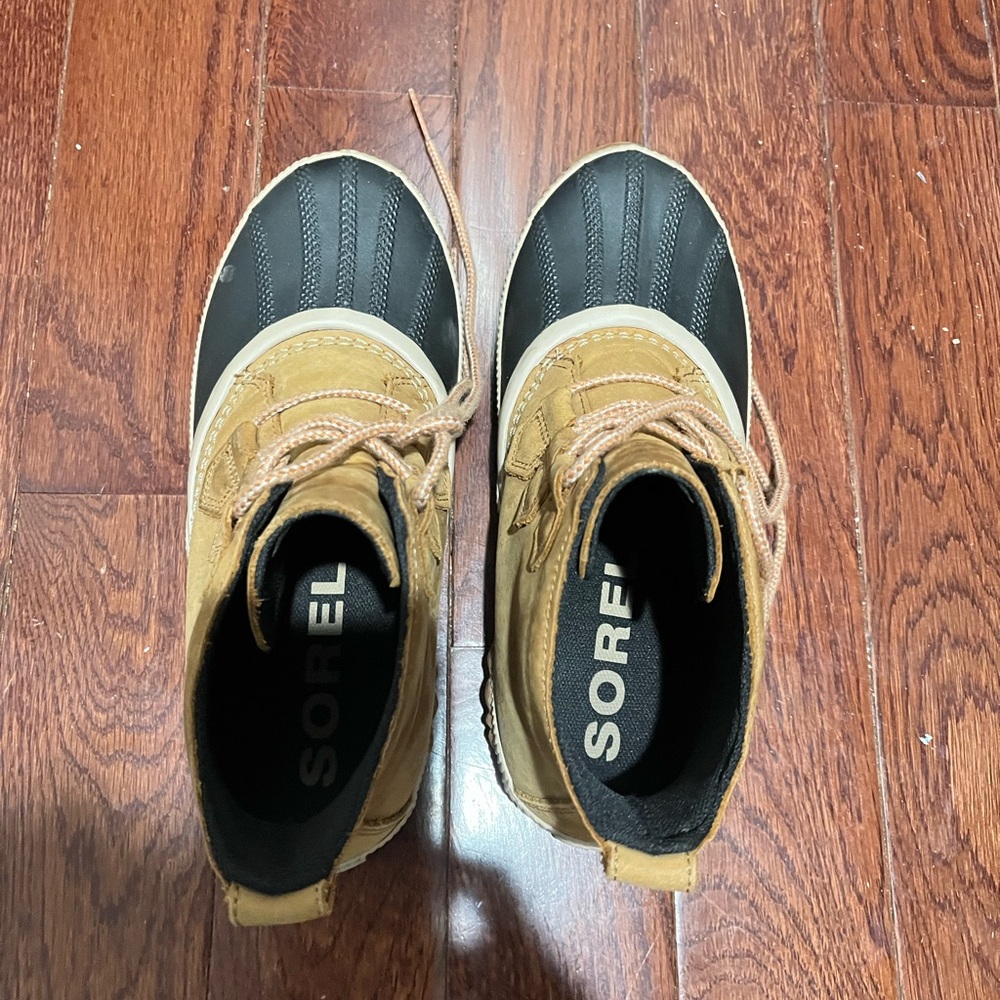 Sorel Women's Black and Tan Lace Up Boots